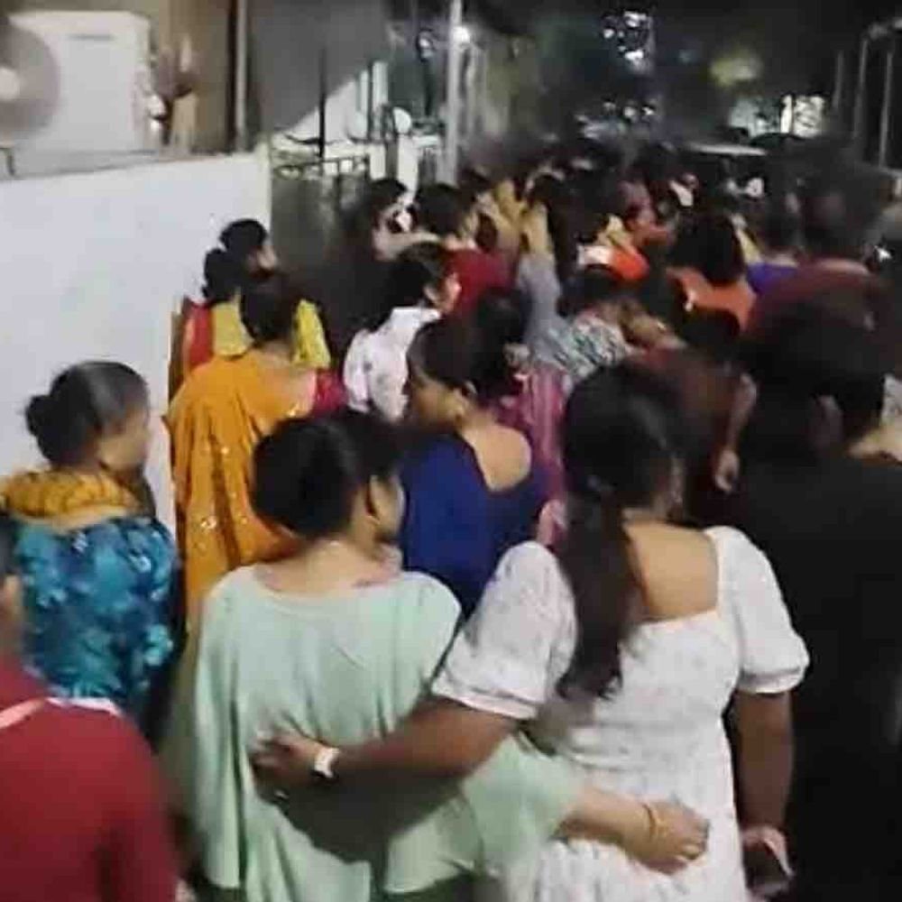 गाजियाबाद में कुत्तों के हमले से नाराज महिलाओं ने किया:डॉग लवर्स और नगर निगम के खिलाफ जताया विरोध, सोसायटी में सुरक्षा की मांग
