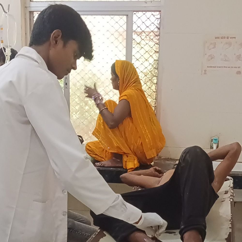 रामनगर धुसिया में युवक छत से गिरा:गंभीर रूप से घायल, जिला अस्पताल में चल रहा इलाज