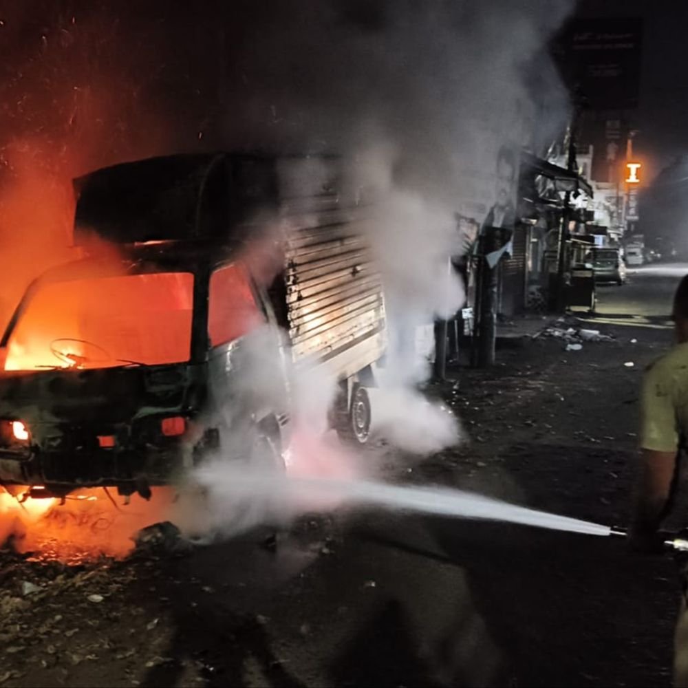 लखनऊ में दो टाटा मैजिक गाड़ियों में लगी आग:24 मिनट में दो सूचना, कोई जनहानि नहीं