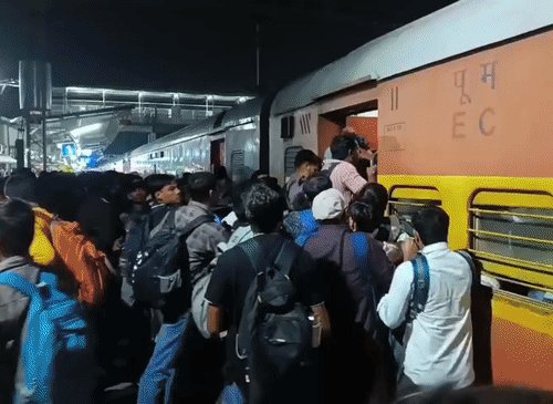 पीईटी परीक्षा के बाद बरेली जंक्शन पर छात्रों का सैलाब:ट्रेनों में चढ़ने को मची जबर्दस्त होड़, खिड़कियों से बोगियों में घुसे अभ्यर्थी
