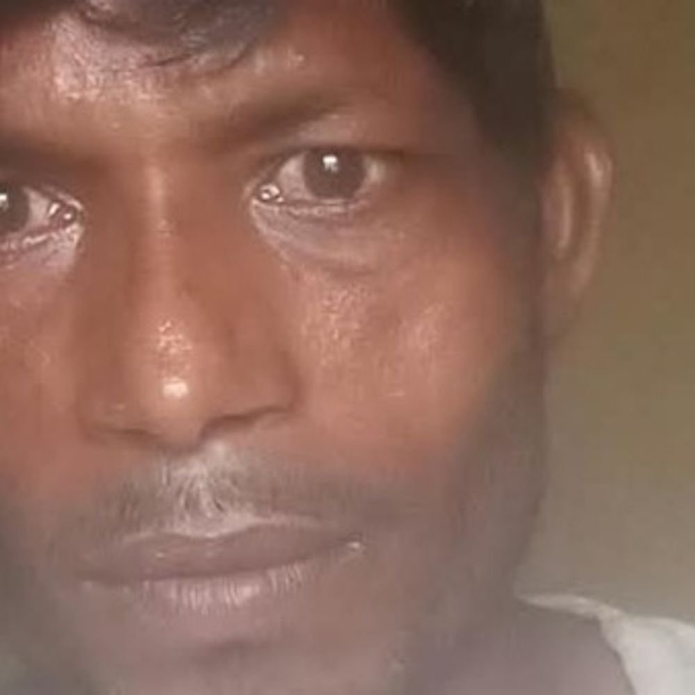 बरामदे में फंदे से लटका मिला युवक का शव:हरदोई में पत्नी के अलग रहने के बाद अकेला रहता था