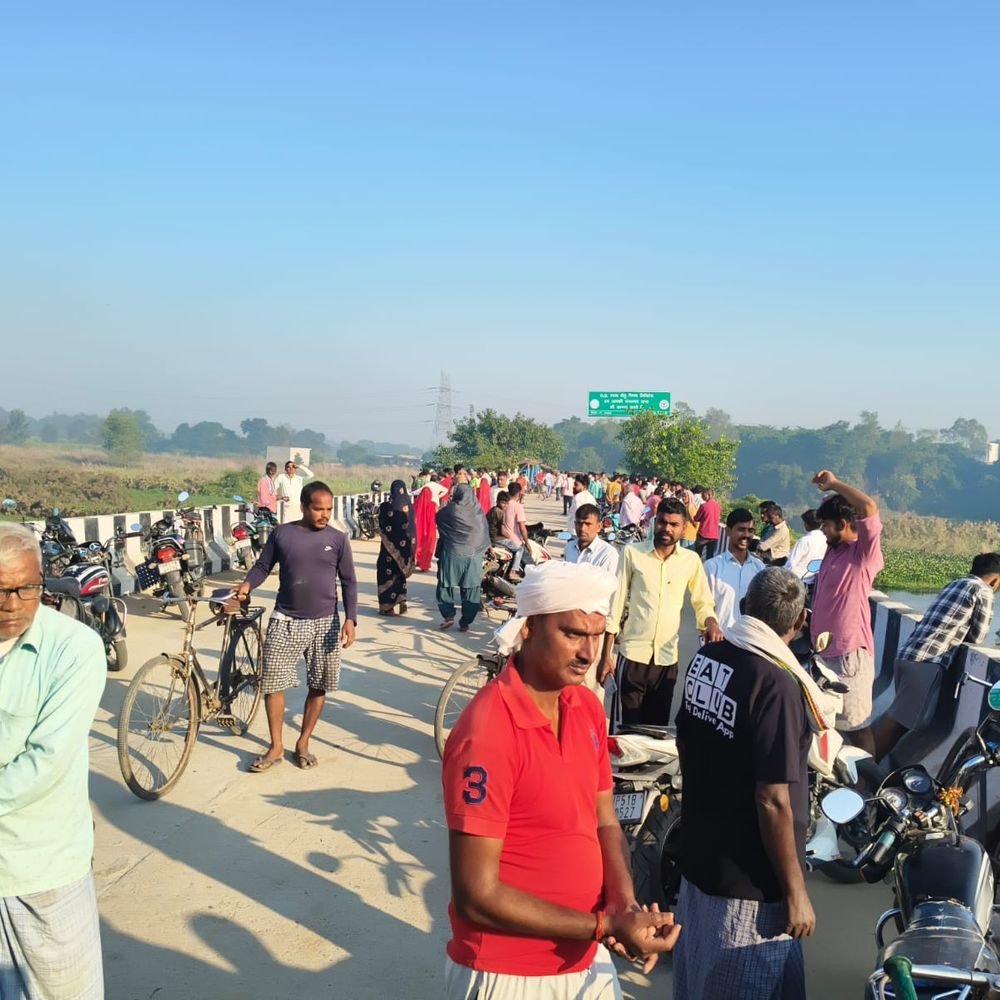 पुल पर मिली महिला की साड़ी और सुसाइड नोट:लिखा- मैं बेटी के साथ जान दे रही हूं, नदी में तलाश शुरू