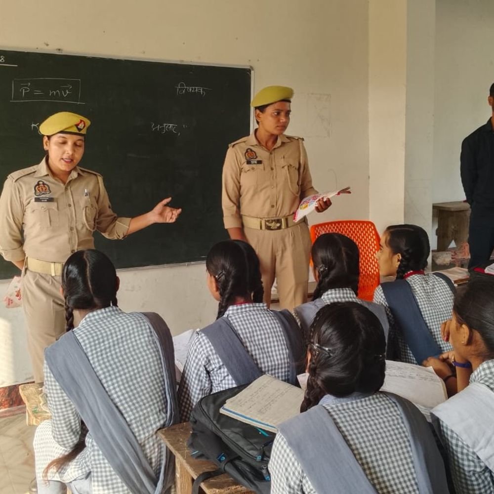 छात्राओं को किया गया जागरूक:एंटी रोमियो टीम ने हेल्पलाइन नंबरों की दी जानकारी
