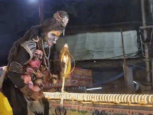 प्रयागराज में निकली रावण की बारात-VIDEO:हाथी पर सवार दशानन, मंदोदरी समेत कुल-कुटुंब की चौकियां रहीं आकर्षण