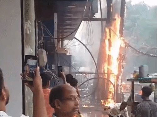 बारिश के बीच बिजली के पोल में लगी आग:गोरखपुर में मची अफरा-तफरी, फायर ब्रिगेड ने 20 मिनट में पाया काबू