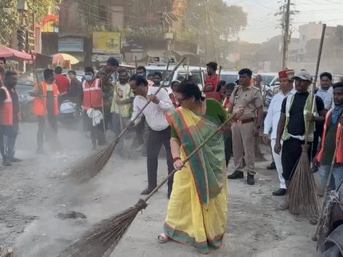 गांधी जयंती की पूर्व संध्या पर कानपुर में स्वच्छता अभियान:महापौर, सांसद और विधायकों ने कार्यकर्ताओं के साथ सड़क पर झाड़ू लगाई