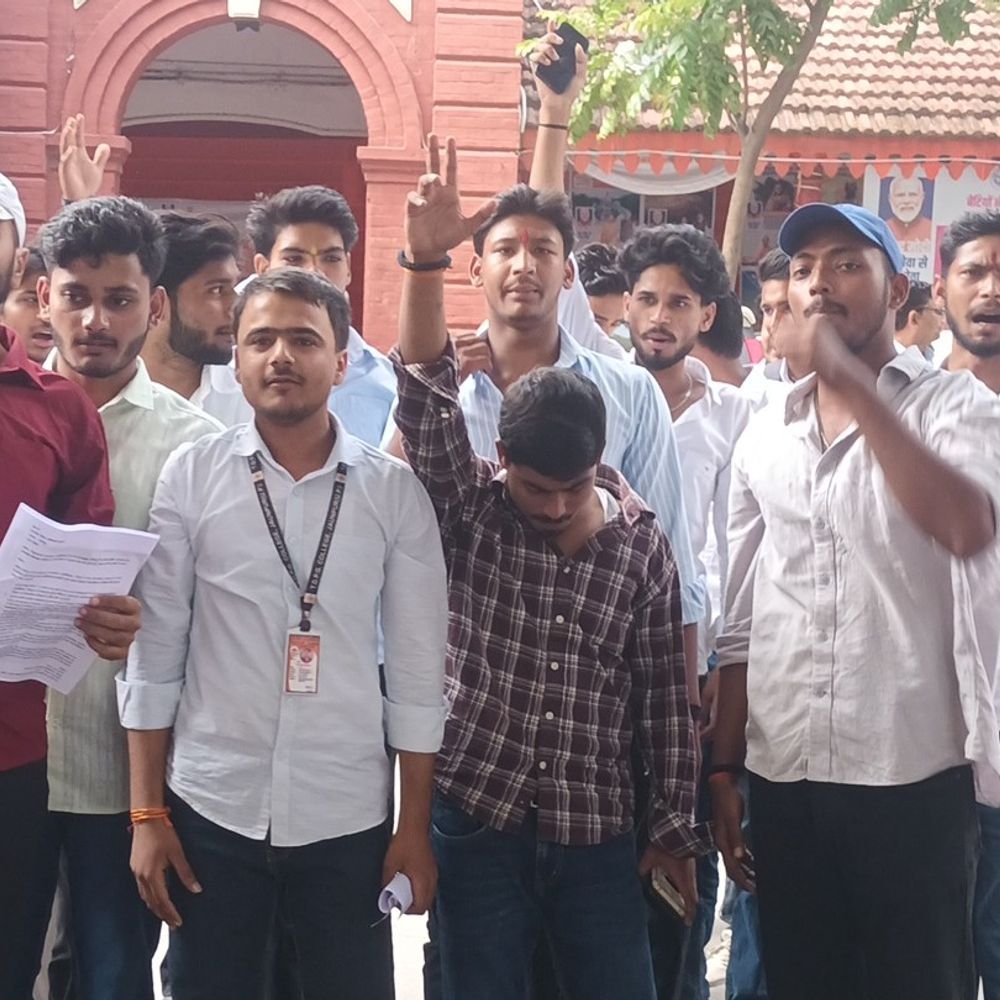 छात्रों का छात्र संघ चुनाव बहाली को लेकर प्रदर्शन:जौनपुर में 8 सालों से स्थगित चुनाव बहाल करने की मांग, अतिरिक्त मजिस्ट्रेट को सौंपा ज्ञापन