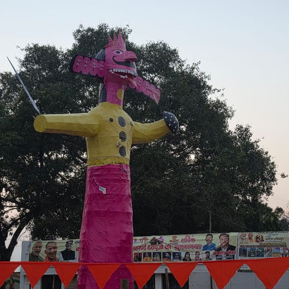 सोनभद्र में 81 स्थानों पर होगा रावण दहन:चोपन-रेणुकूट में 85 फीट के पुतले होंगे आकर्षण, 35 साल से पुतले बना रहे एखलाक