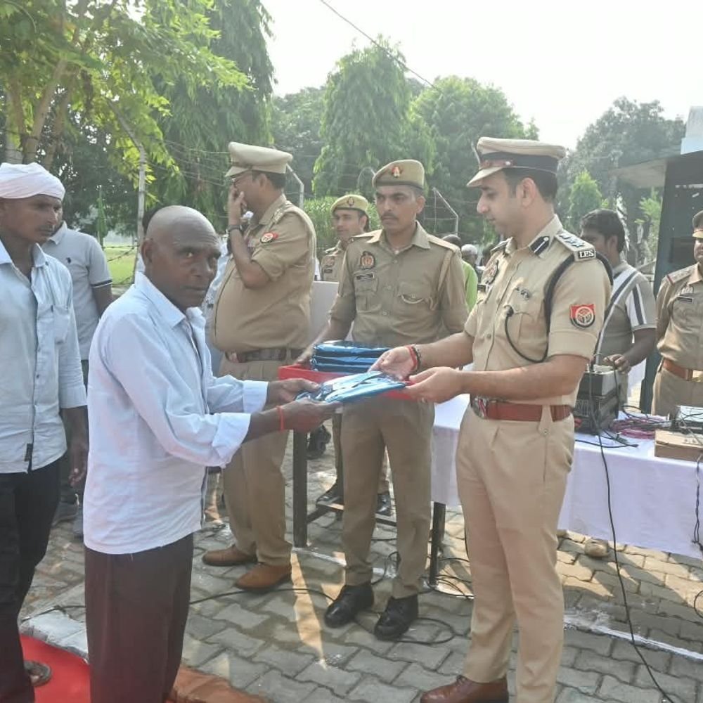 सिद्धार्थनगर पुलिस लाइंस में मनाई गई गांधी-शास्त्री जयंती:एसएसपी ने दिलाई सत्यनिष्ठा की शपथ