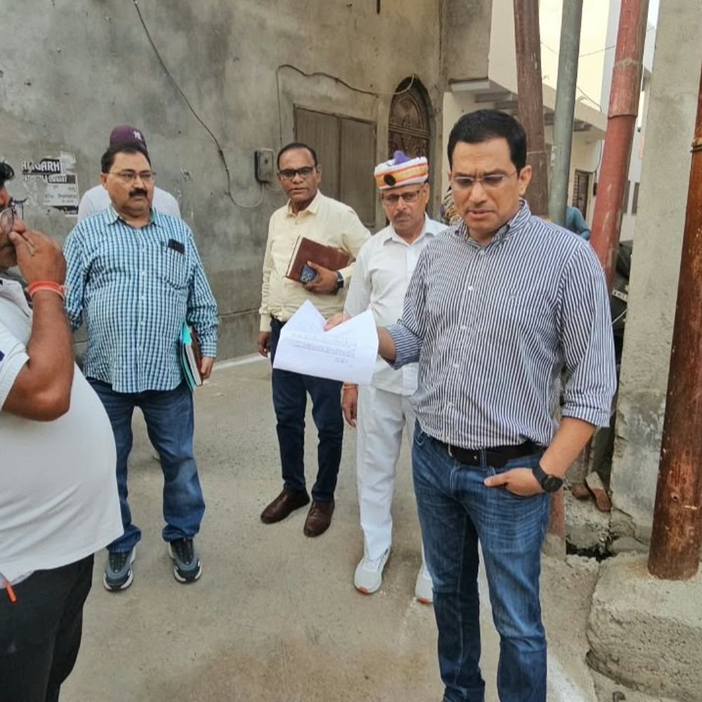 सड़क का घटिया निर्माण, ठेकेदार पर 78 हजार जुर्माना:अलीगढ़ में नगर आयुक्त ने मौके पर पकड़ी गड़बड़ी, 10 दिन में क्षतिग्रस्त हिस्सा दोबारा बनाने का आदेश; नहीं तो फर्म होगी ब्लैकलिस्ट