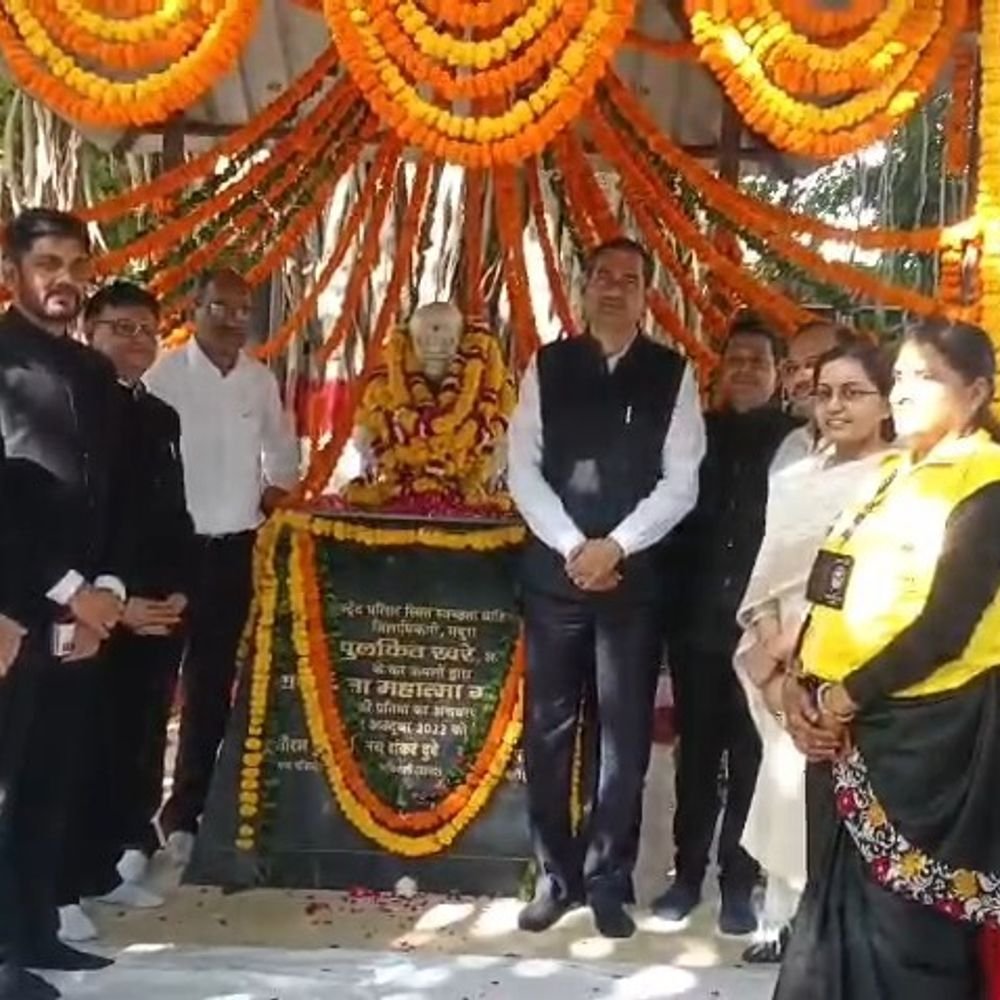 गांधी-शास्त्री जयंती पर जिलाधिकारी ने दी श्रद्धांजलि:बोले- उनके आदर्शों से ही बनेगा मजबूत समाज