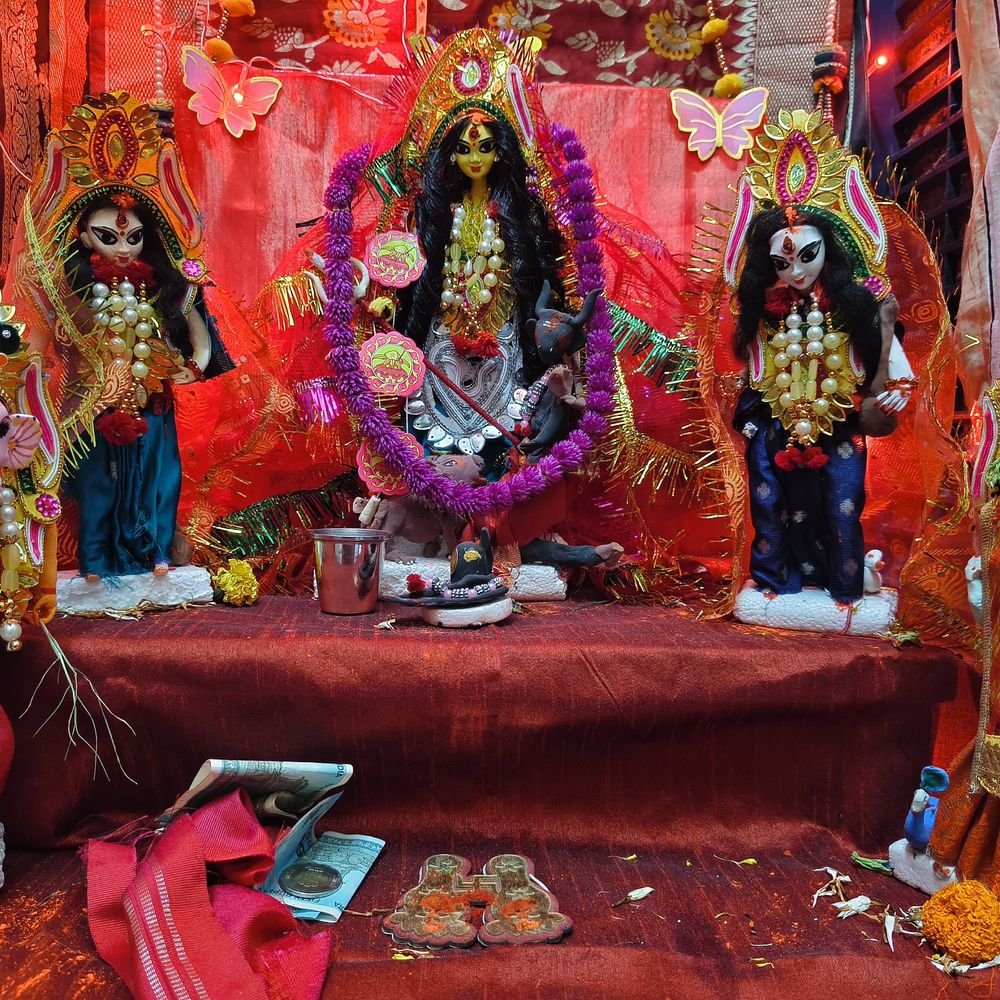 वाराणसी में छात्र यदु ने बनाई दुर्गा प्रतिमा:मिट्टी से गढ़ी दो फुट की मूर्ति, अस्थायी कुंड में होगा विसर्जन