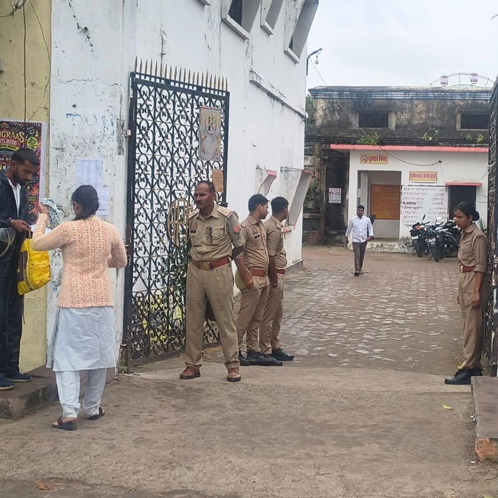 PET की पहली पाली में 3208 अभ्यर्थियों ने परीक्षा छोड़ी:बस्ती के 34 केंद्रों पर 13008 अभ्यर्थी पंजीकृत थे, 24.66 प्रतिशत रहे अनुपस्थित