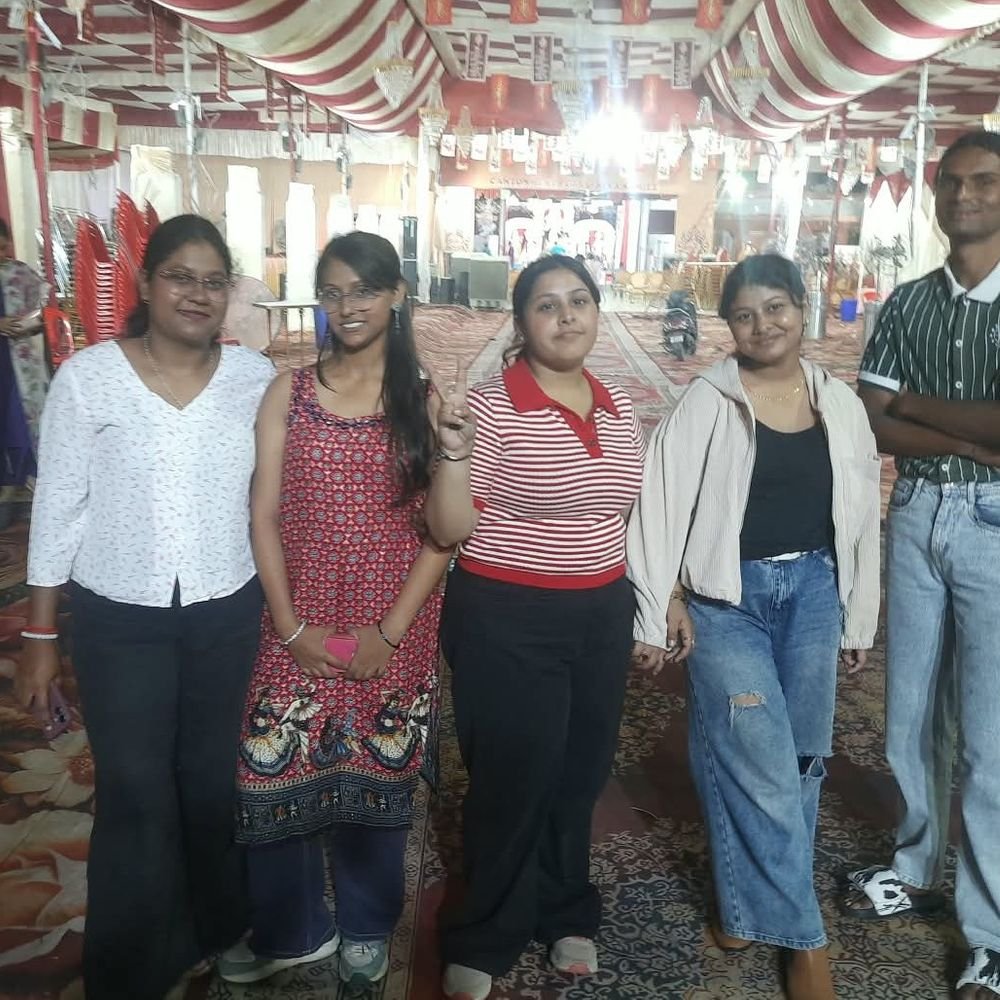 लखनऊ में दुर्गाबाड़ी की दुर्गा पूजा:सेल्फी पॉइंट बने युवाओं का आकर्षण, महाभोग वितरण संग सिंदूर खेला तैयारी