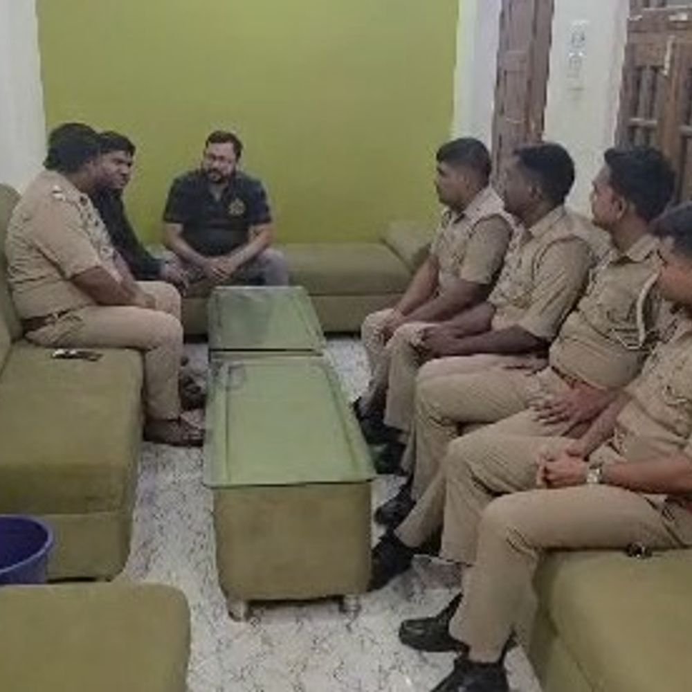 गोंडा में सपा नेताओं को किया गया हाउस अरेस्ट:सपा जिला अध्यक्ष समेत सभी नेताओं को रोका, ज्ञानेश कुमार के खिलाफ पैदल मार्च करने जा रहे थे
