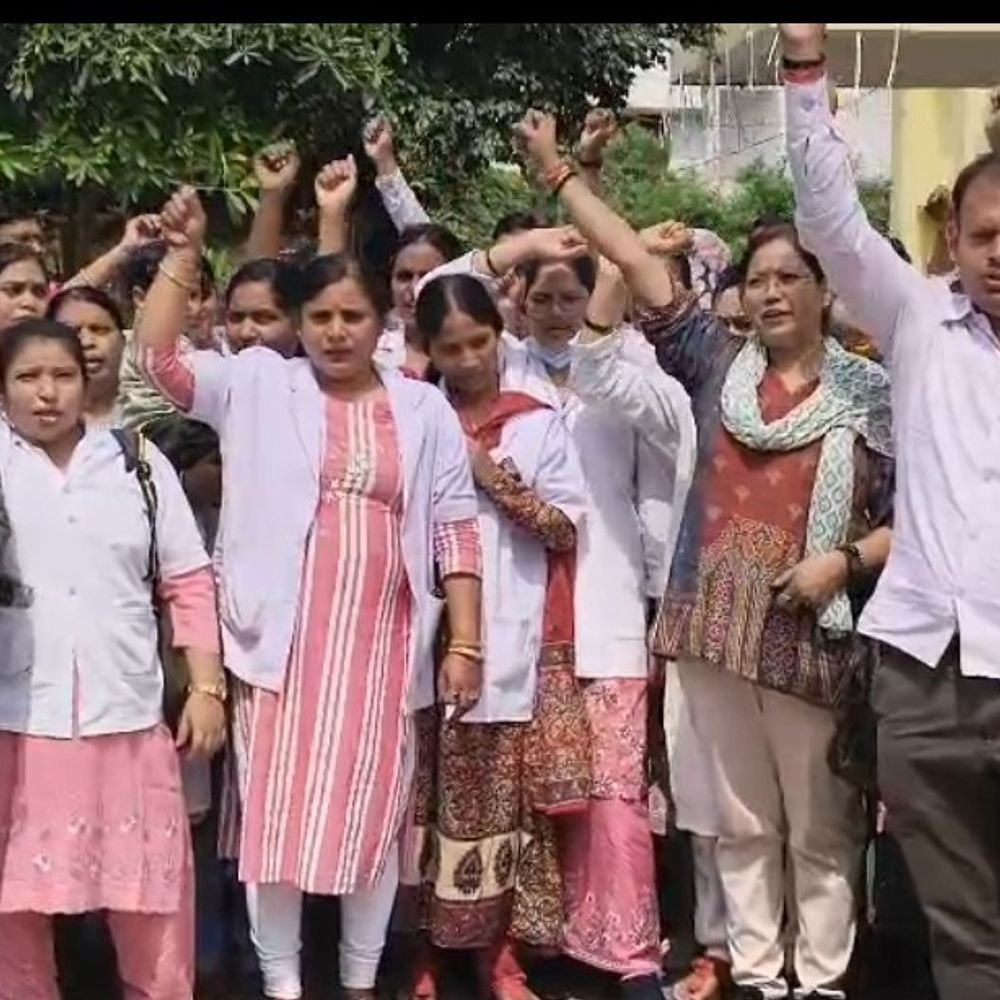 एनएचएम संविदा कर्मियों की अनिश्चितकालीन हड़ताल शुरू:स्वास्थ्य सेवाएं प्रभावित, जिला अस्पताल में मरीजों को करना पड़ा इंतजार