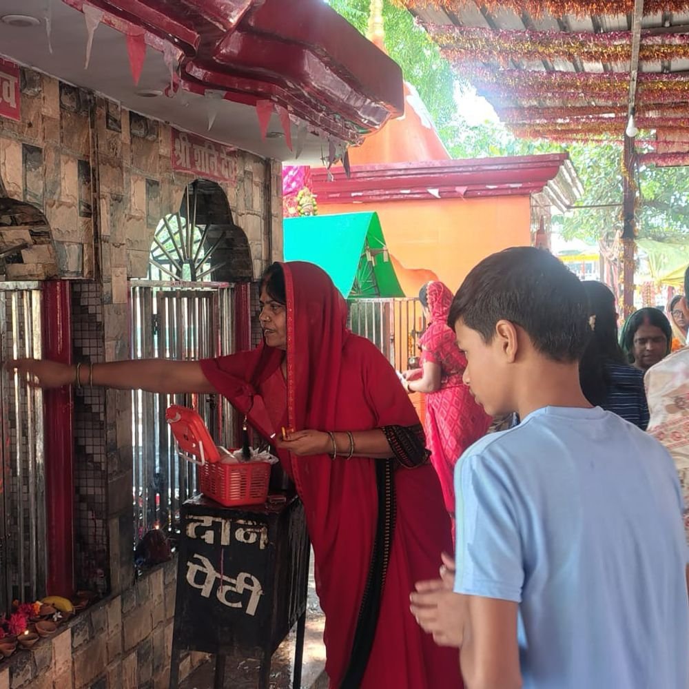 नवरात्रि के दूसरे दिन मां ब्रह्मचारिणी की पूजा:चंदौली के मंदिरों में उमड़ी भक्तों की भीड़, सुख-समृद्धि की कामना की