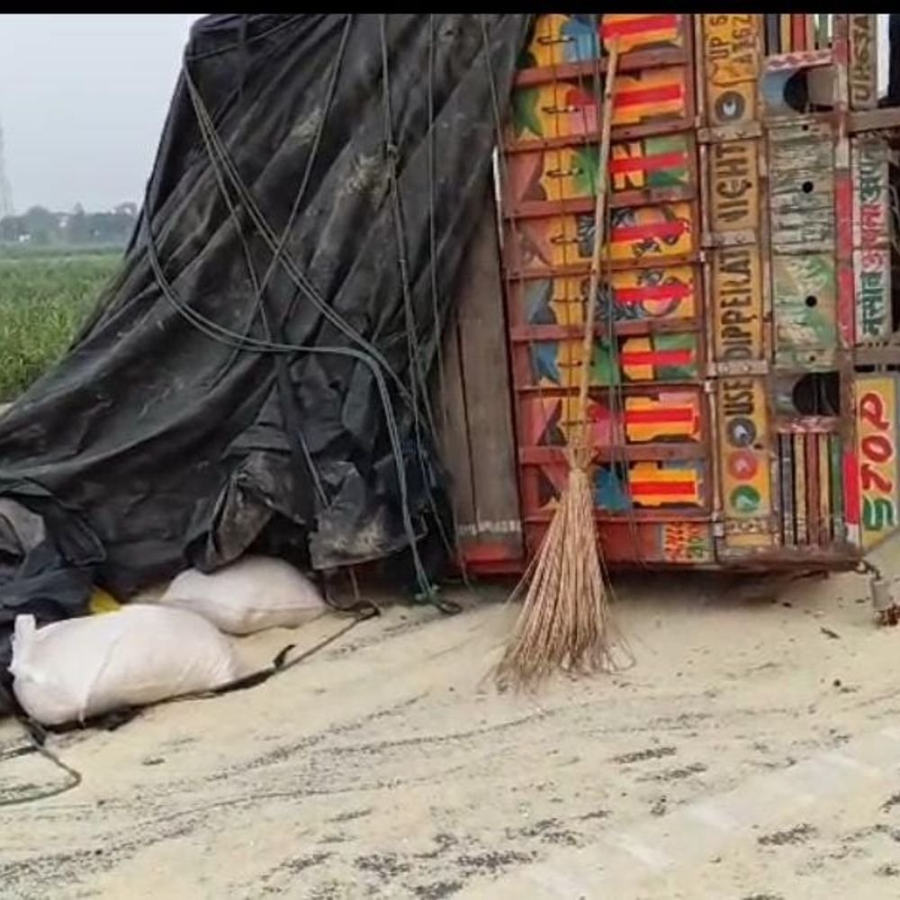 गंगा एक्सप्रेसवे पर हादसे में ट्रक हेल्पर की मौत:हापुड़ में नो पार्किंग में खड़े कैंटर से टकराकर चावल से भरा ट्रक पलटा