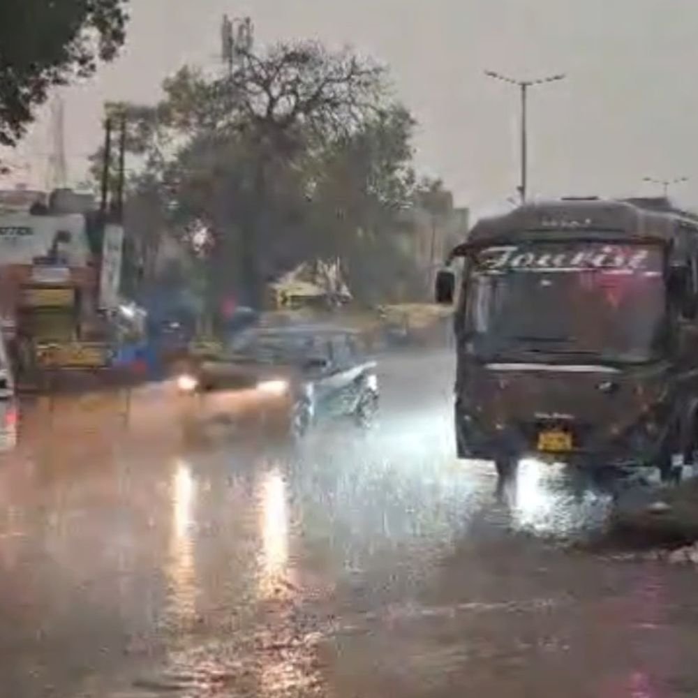 हाथरस में धूल भरी आंधी के बाद बारिश:दिन में छाया अंधेरा, वाहन चालकों को हेडलाइट जलानी पड़ी; तापमान 2 डिग्री गिरा