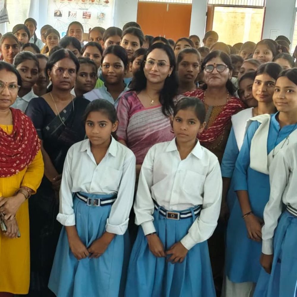 छात्रों को पॉक्सो एक्ट-साइबर अपराध से बचाव के तरीके बताए:कानूनी अधिकार, गुड टच-बैड टच और हेल्पलाइन नंबरों की भी दी जानकारी