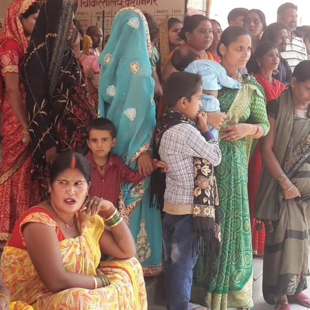 संविदाकर्मियों की हड़ताल से इलाज ठप:कुशीनगर मेडिकल कॉलेज में NHM के 135 संविदाकर्मी हड़ताल पर, जांच के लिए घंटों इंतजार