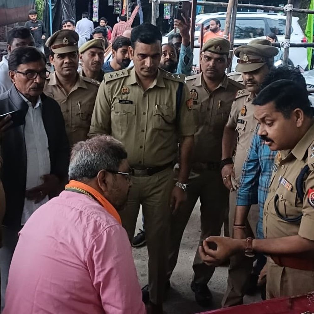दुबग्गा पटाखा मंडी का डीसीपी पश्चिमी ने निरीक्षण किया:दुकानदारों को अग्निशमन उपकरण रखने और पटाखों का सुरक्षित भंडारण करने के निर्देश दिए