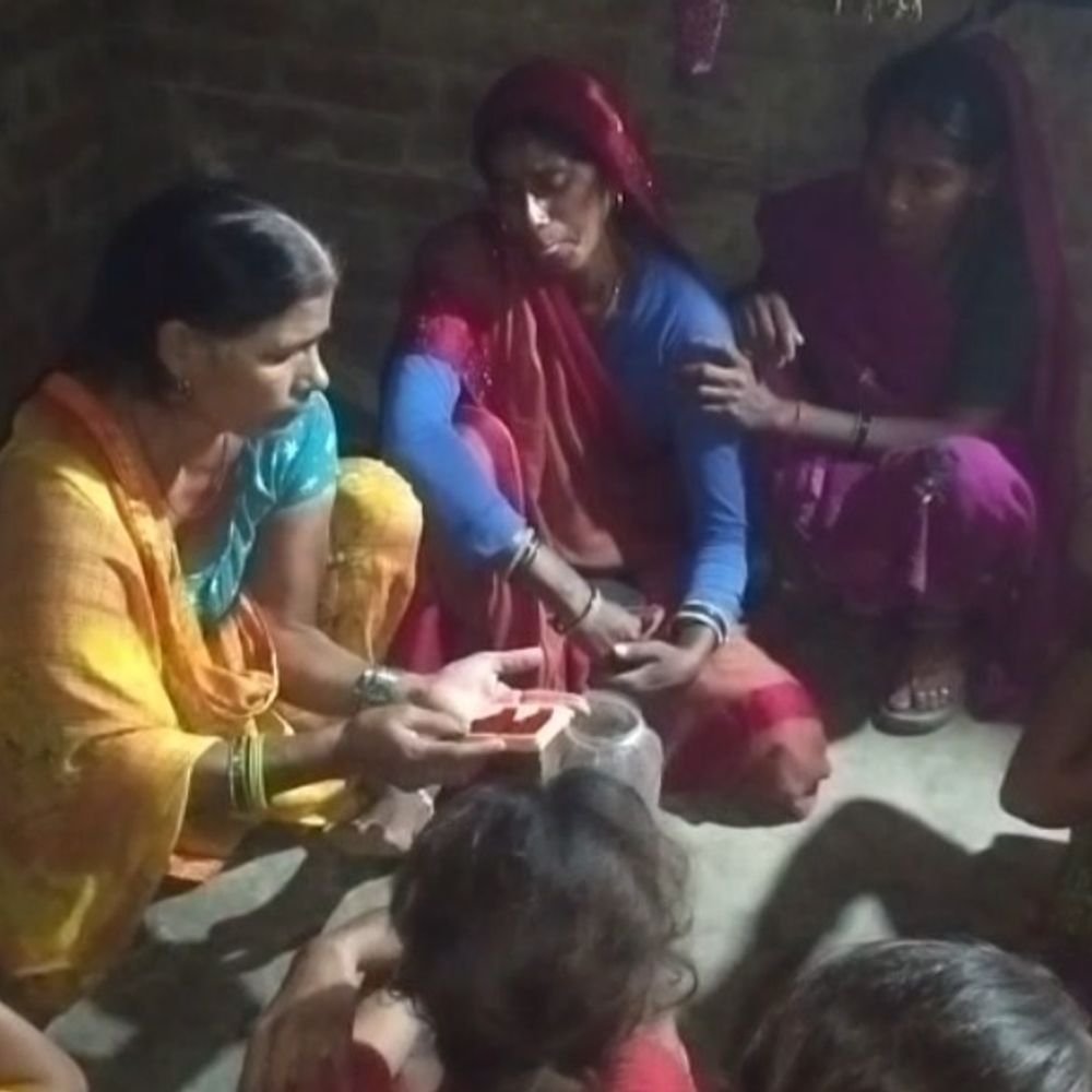 बंद मकान के ताले तोड़कर लाखों के जेवर चोरी:दो भाइयों के घर से 60 हजार कैश भी गायब; पुलिस को घटना संदिग्ध लग रही