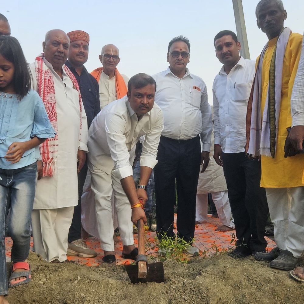 ज्ञानपुर में 63 लाख की सड़क का भूमि पूजन:मौर्य बस्ती से पाल बस्ती तक 1200 मीटर लंबी सड़क बनेगी, ग्रामीणों को मिलेगी राहत