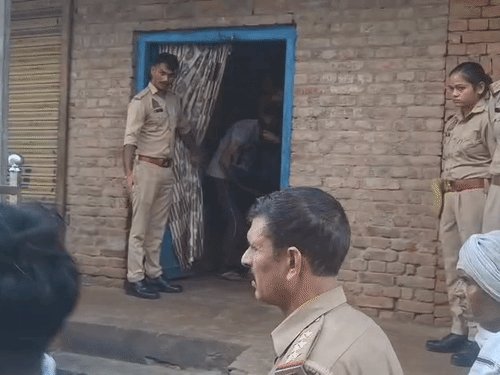 यूपी की बड़ी खबरें:सहारनपुर में ग्राम सेवक अधिकारी की गला दबाकर हत्या, बेड पर मिला शव