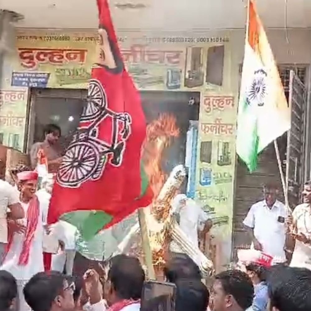 CEC के इस्तीफे की मांग पर सपा ने फूंका पुतला:हापुड़ में कई नेता-पदाधिकारी हिरासत में लिए गए
