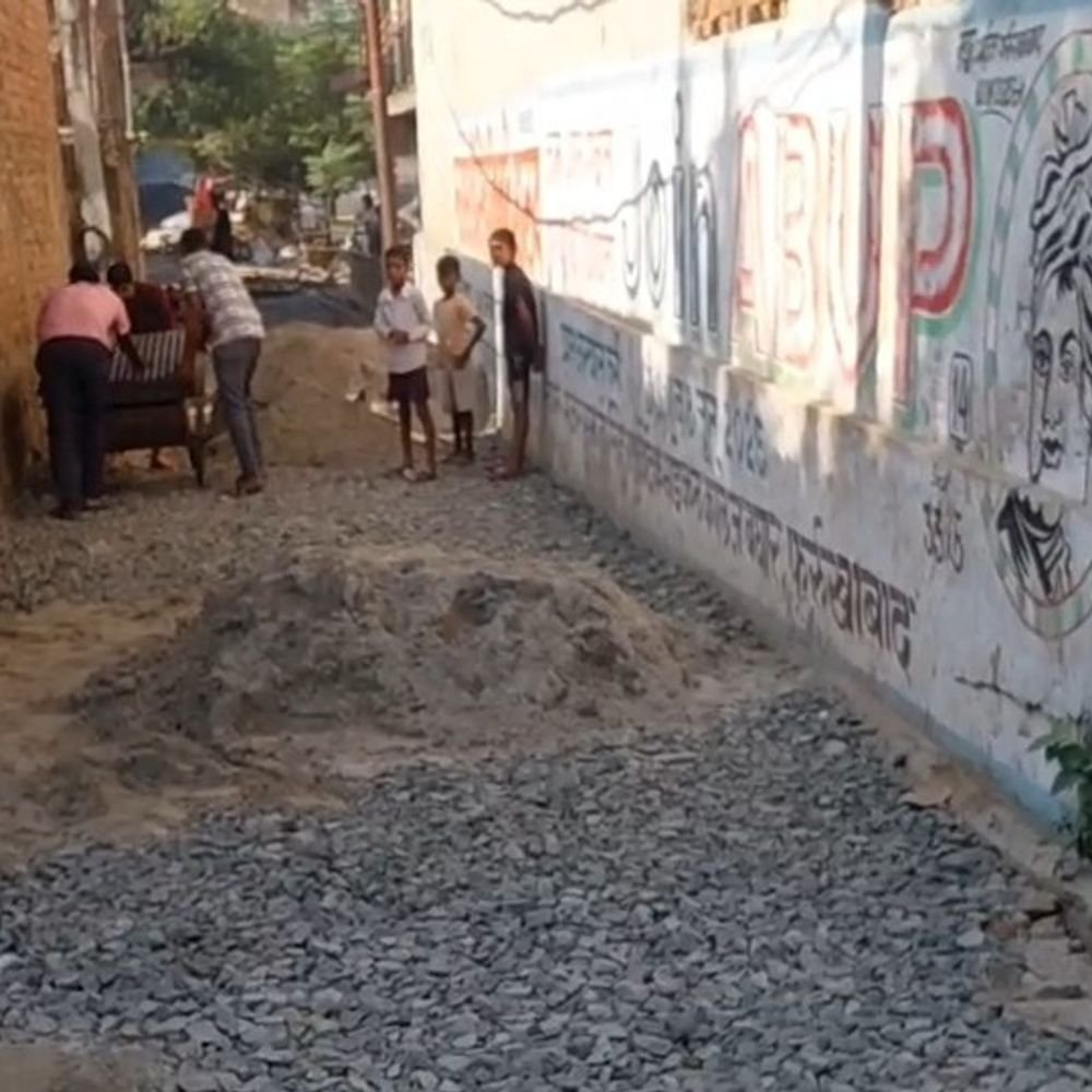 फर्रुखाबाद में दशहरे से पहले सड़क निर्माण:7 लाख की लागत से बनेगी 125 मीटर सड़क, 25 से 30 हजार लोगों के पहुंचने की उम्मीद