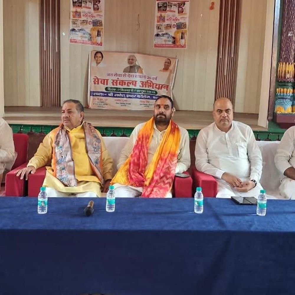भाजपा ने स्नातक एमएलसी चुनाव के लिए बढ़ाई सक्रियता:कासगंज के श्री गणेश इंटर कॉलेज में प्रत्याशी मानवेंद्र सिंह गुरुजी से किया संवाद