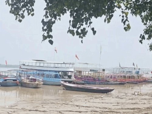 वाराणसी में खिली धूप,सुबह-शाम बढ़ेगी ठंड की आहट:अगले एक सप्ताह बारिश के आसार नहीं,धान के खेत में जलजमाव से कीड़े लगने का बढ़ा खतरा