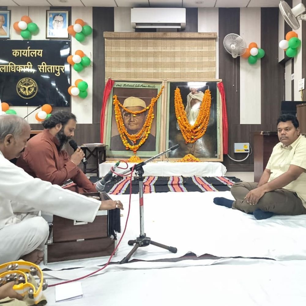 सीतापुर में गांधी-शास्त्री जयंती पर डीएम ने फहराया तिरंगा:स्वच्छता-जनसेवा का संकल्प दिलाया, महापुरुषों को श्रद्धांजलि दी और रामधुन का गायन हुआ