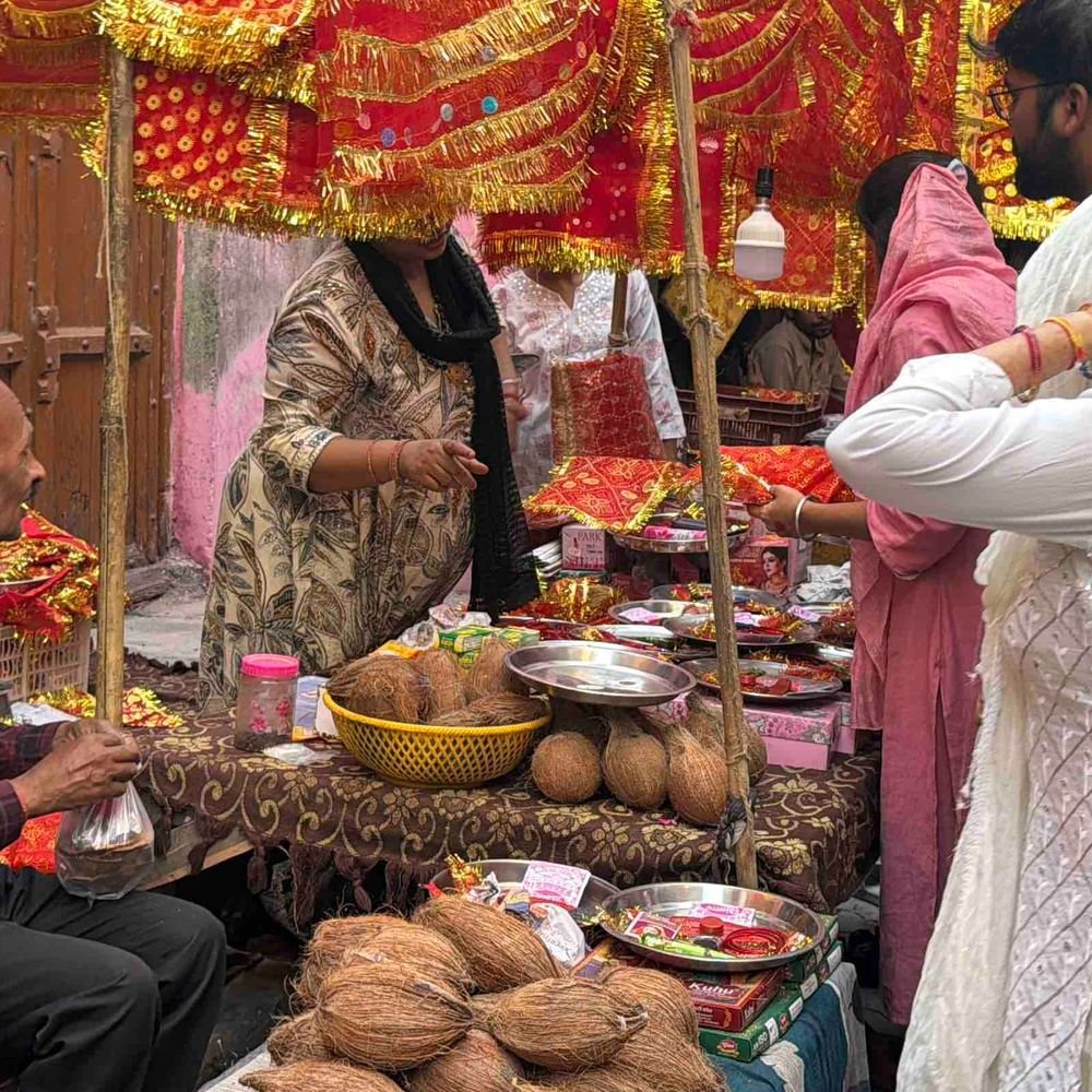 पाकिस्तान से आते हैं परिवार माई थान में माथा टेकने:रामपुर में 40 साल से जाकिर और सलामत के परिवार के यहां पहुंचते हैं