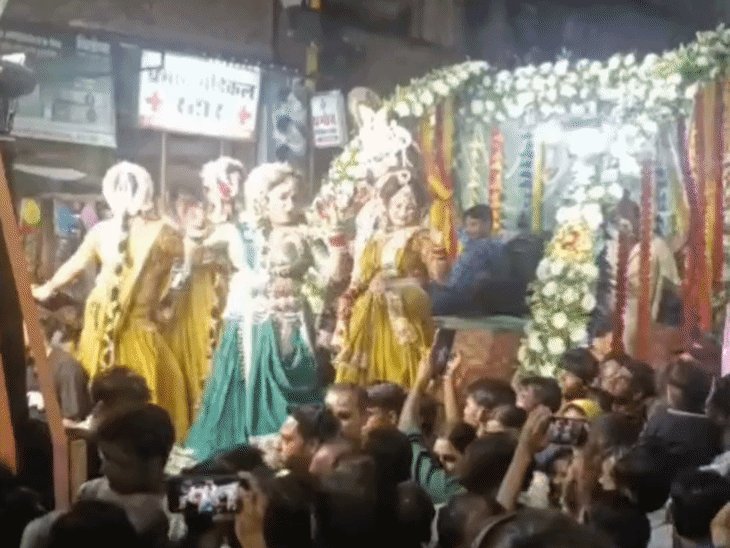 फर्रुखाबाद में श्रीराम बारात धूमधाम से जा रही निकाली:जगह-जगह स्वागत, डीजे पर झूमे युवा, सुरक्षा के पुख्ता इंतजाम