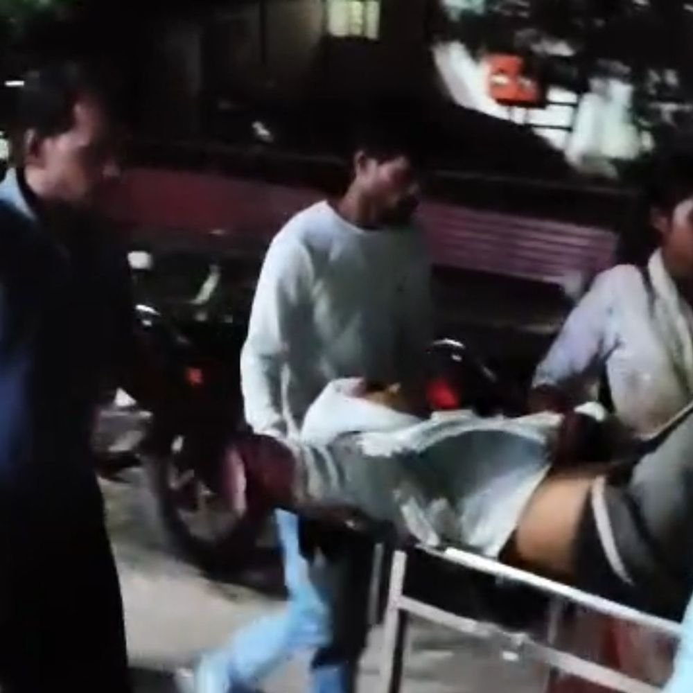 अधिवक्ता पर लोहे की रॉड और पाइप से हमला:कचहरी से लौटते समय बेइली में हुई मारपीट, गंभीर हालत में जिला अस्पताल रेफर