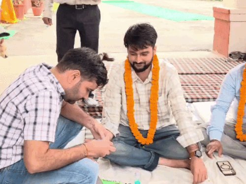 BHU केन्द्रीय कार्यालय के बाहर 6 छात्रों का भूख हड़ताल:ABVP 16 दिनों से कर रहा अनिश्चितकालीन धरना,बोले-चीफ प्राक्टर को हटाया जाए