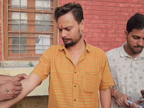 BHU-ABVP के छात्रों ने खून से लिखा पत्र:केन्द्रीय कार्यालय के बाहर 12 दिनों से चल रहा अनिश्चितकालीन धरना