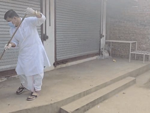 अयोध्या में महापौर महंत गिरीशपति तिवारी ने झाड़ू लगाई,कचरा बीना:दीपोत्सव के पहले चल रहा स्वच्छता नागरिक जागरूकता अभियान