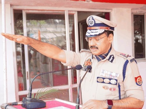 कानपुर पुलिस कमिश्नरेट में गांधी-शास्त्री जयंती पर श्रद्धांजलि:पुलिसकर्मियों ने नागरिकों की सुरक्षा और सम्मान के लिए लिया संकल्प
