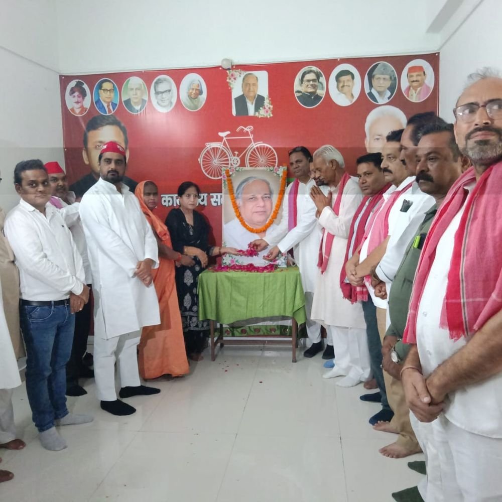 मेरठ में सपा कार्यालय में मान्यवर कांशीराम को किया याद:जिलाध्यक्ष बोले- नौकरी छोड़ वंचितों को जागरूक करने में लगा दिया पूरा जीवन