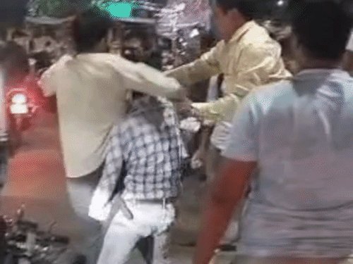 उन्नाव में सड़क पर भिड़े पिकअप चालक-बाइक सवार, मारपीट:वीडियो में बीच-बचाव करती दिखी युवती, जांच के बाद होगी कार्रवाई