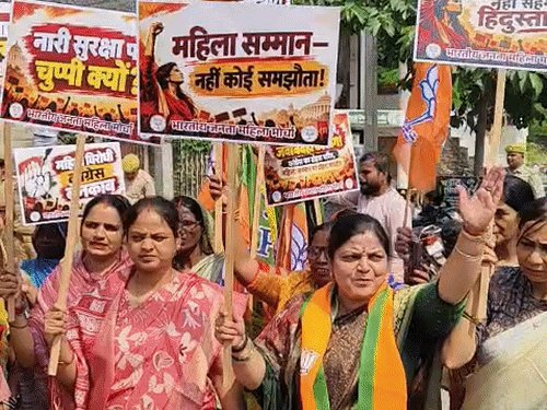 राहुल गांधी के खिलाफ भाजपा महिला मोर्चा का प्रदर्शन:बलरामपुर में पैदल मार्च, अंबेडकर तिराहे पर की नारेबाजी