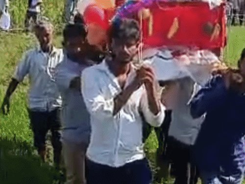 संभल में श्मशान घाट तक नहीं रास्ता:खेतों से शव ले जाने को मजबूर ग्रामीण, पक्के रास्ते की मांग