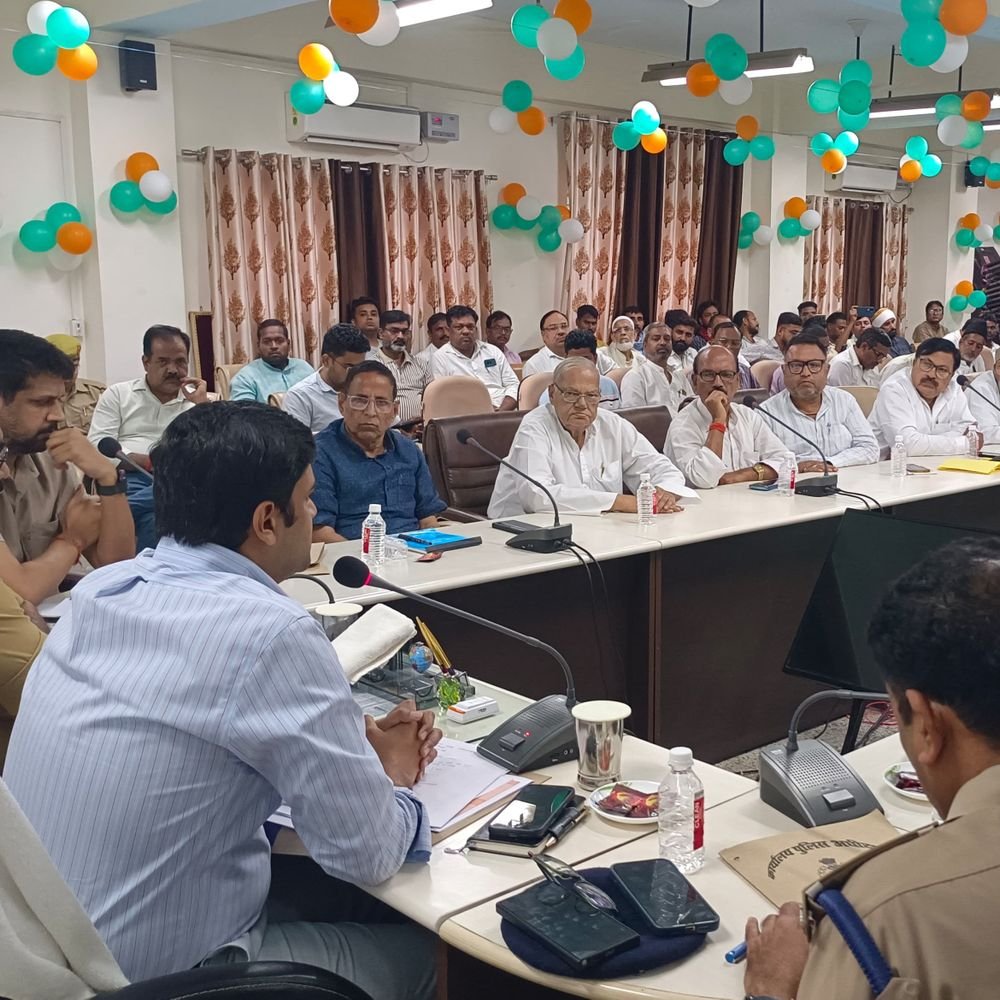डीजे की आवाज से लेकर शोभायात्रा तक रहेगी निगरानी:मऊ दशहरा-दुर्गा पूजा पर नई परंपरा शुरू करने पर होगी कार्रवाई