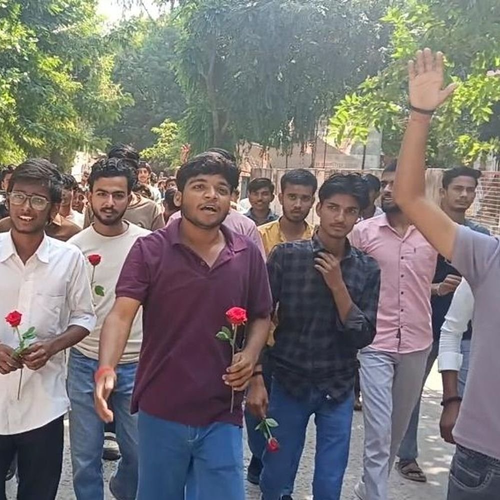 मोबाइल लौटाने के लिए छात्रों से 500 रुपये मांगे:हमीरपुर में डीएम से प्रधानाचार्य और दो शिक्षकों की शिकायत, परीक्षा में जब्त हुए थे