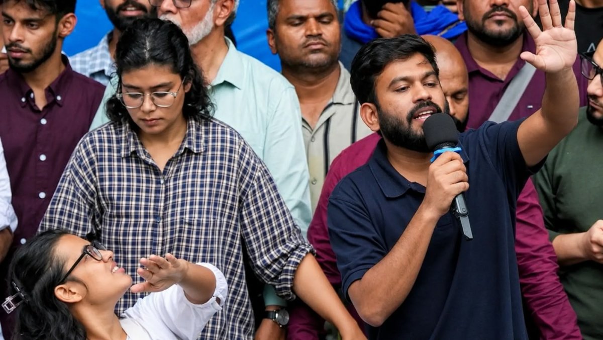 दिल्ली में तिरंगा प्रदर्शन पर घमासान, अभिजीत दीपके की पेशी और नेहा बोरा रिहा