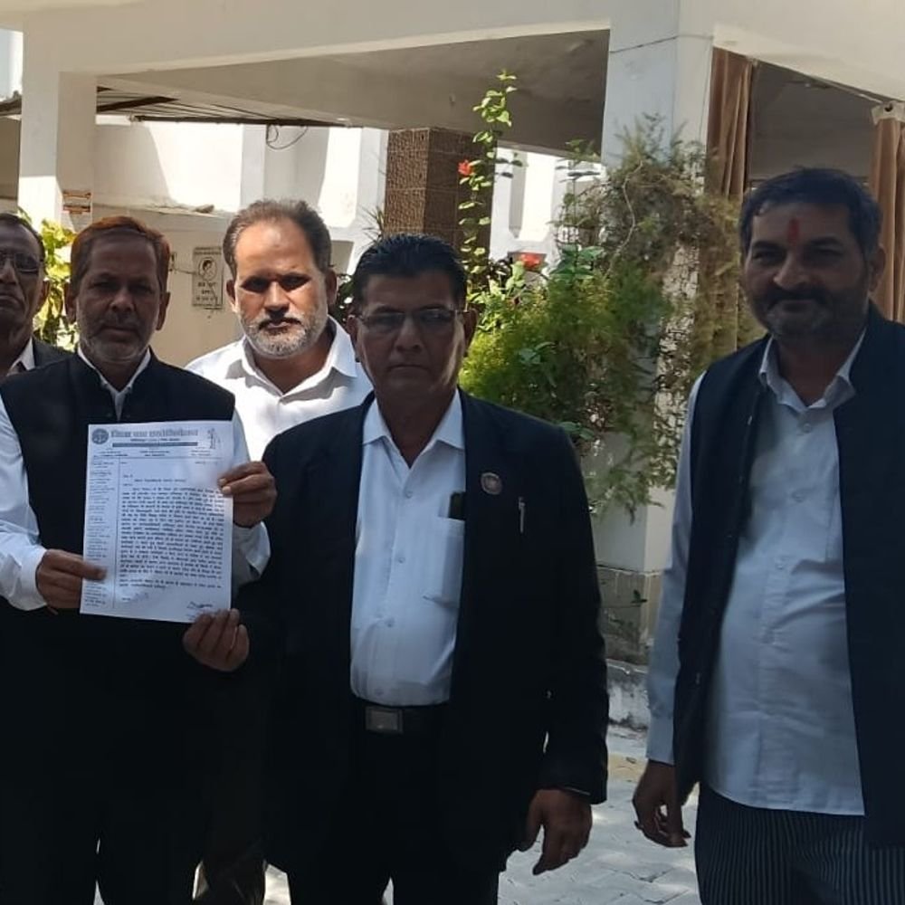 ललितपुर-राजघाट मार्ग पर अवैध निर्माण हटाने की मांग:वकीलों ने DM को सौंपा ज्ञापन, हादसों का खतरा बढ़ने की जताई आशंका