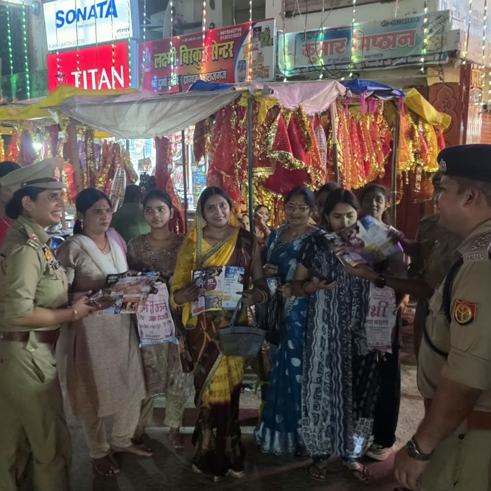 महराजगंज के प्राचीन दुर्गा मंदिर में उमड़ा जनसैलाब:शारदीय नवरात्रि की आरती में उमड़ी भीड़, पुलिस रही मुस्तैद